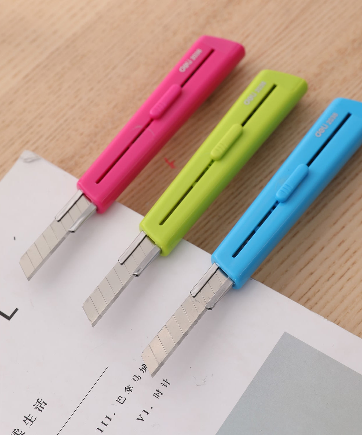Cutter mic cu sina si protectie lama modern culori asortate Deli