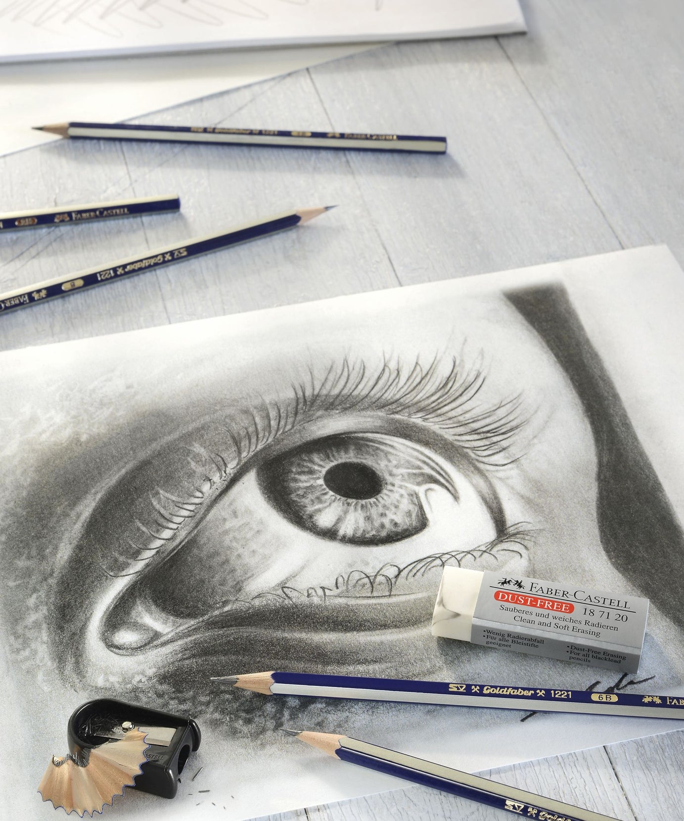 Set 6 creioane grafit sketching Goldfaber + radiera + ascutitoare Faber-Castell