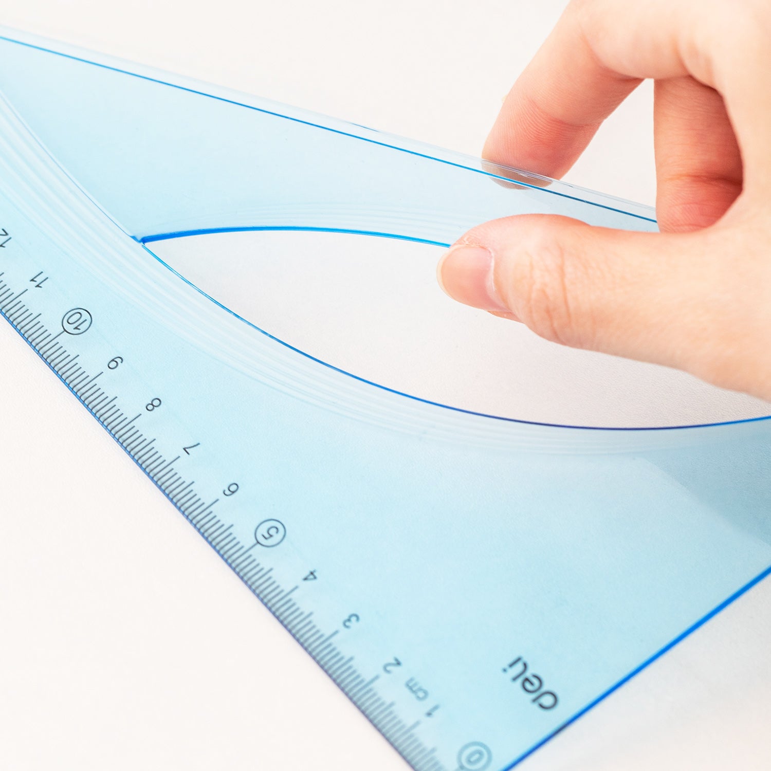 Echer 45 grade albastru transparent Deli 12 cm, echer din plastic rezistent și precis, ideal pentru școală, birou, desen tehnic și măsurători exacte. Echer Deli din plastic durabil, perfect pentru elevi și studenți care au nevoie de un instrument de măsură de încredere.