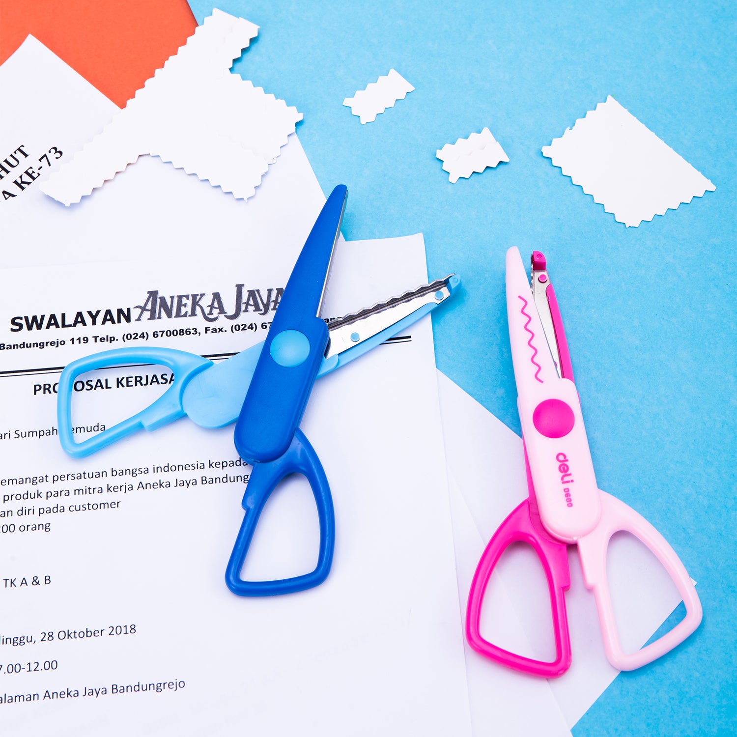 Foarfeca scolara Deli 13.5cm, ideala pentru proiecte scolare, crafting si activitati creative, maner ergonomic si sigur pentru copii, taiere precisa a hartiei, cartonului sau materialelor usoare, instrument util pentru scoala, birou sau hobby.