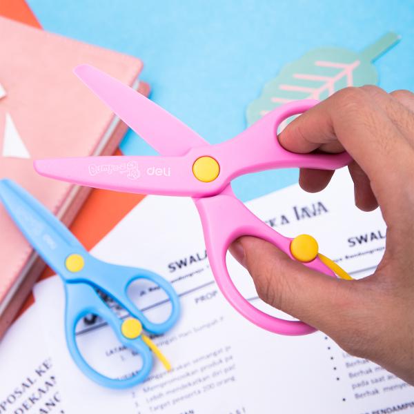 Set de doua foarfece scolare Deli, 13.5cm, culori roz si albastra, ideale pentru proiecte scolare, activitati creative si hobby, maner ergonomic si sigur pentru copii, taiere precisa pe hartie, carton sau materiale usoare, instrument practic pentru scoala, birou sau acasa.