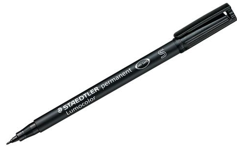 Marker permanent Staedtler Lumocolor 313, cu vârf fin și cerneală rezistentă la apă, lumină și ștergere. Ideal pentru scris precis, desen tehnic, etichetare și uz profesional.