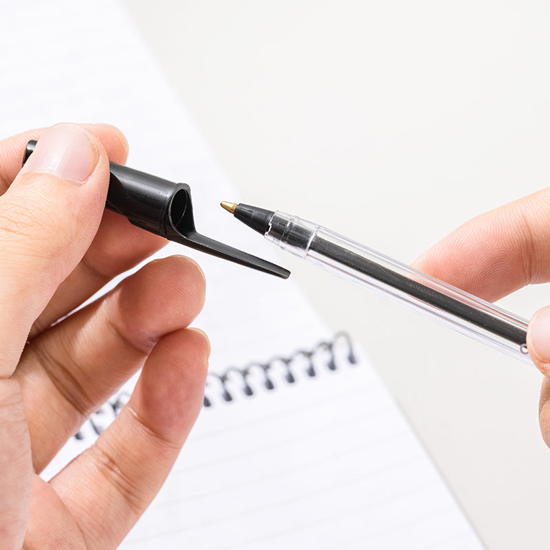 Pix de unică folosință Deli Q3 Think negru 1 mm, pix clasic cu cerneală neagră pentru scriere lină și clară. Pix Deli 1 mm, confortabil și ușor, ideal pentru birou, școală sau uz zilnic, oferind o experiență de scriere precisă și uniformă.