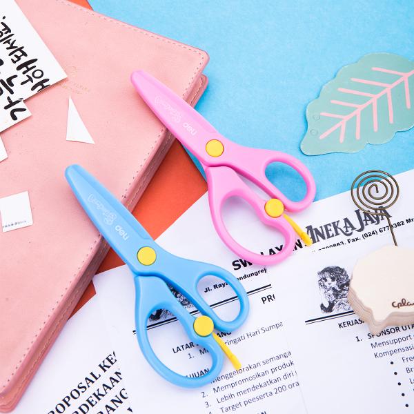 Set de 2 foarfece scolare Deli, 13.5cm, una roz si una albastra, ideale pentru proiecte scolare, hobby si crafting, maner ergonomic si sigur pentru copii, taiere precisa pe hartie, carton sau materiale usoare, instrument practic pentru activitati creative acasa sau la scoala.