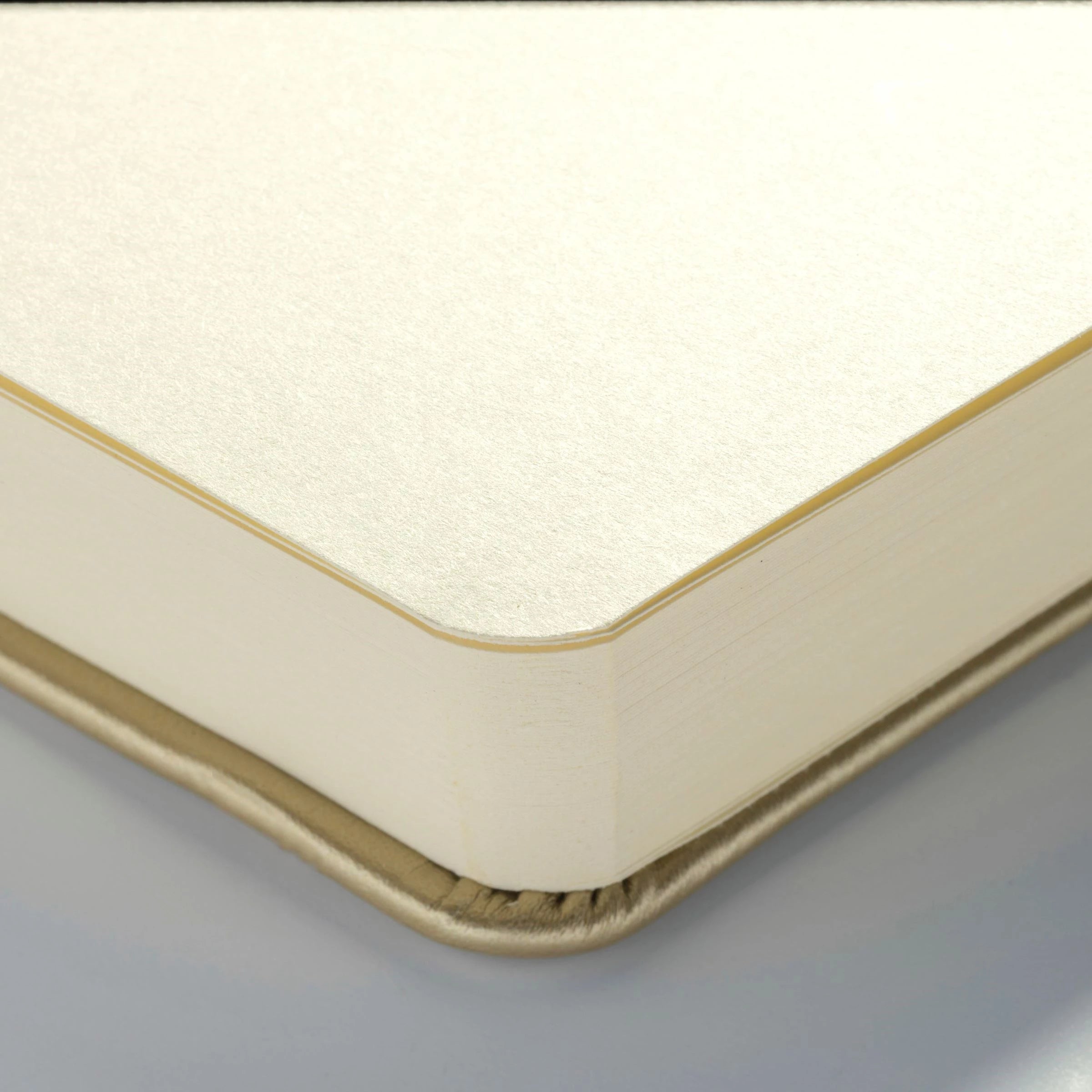 Sketchbook Talens Art Creation Gold - 12x12 cm - din categoria , ideal pentru scoala si teme zilnice, disponibil online cu livrare rapida
