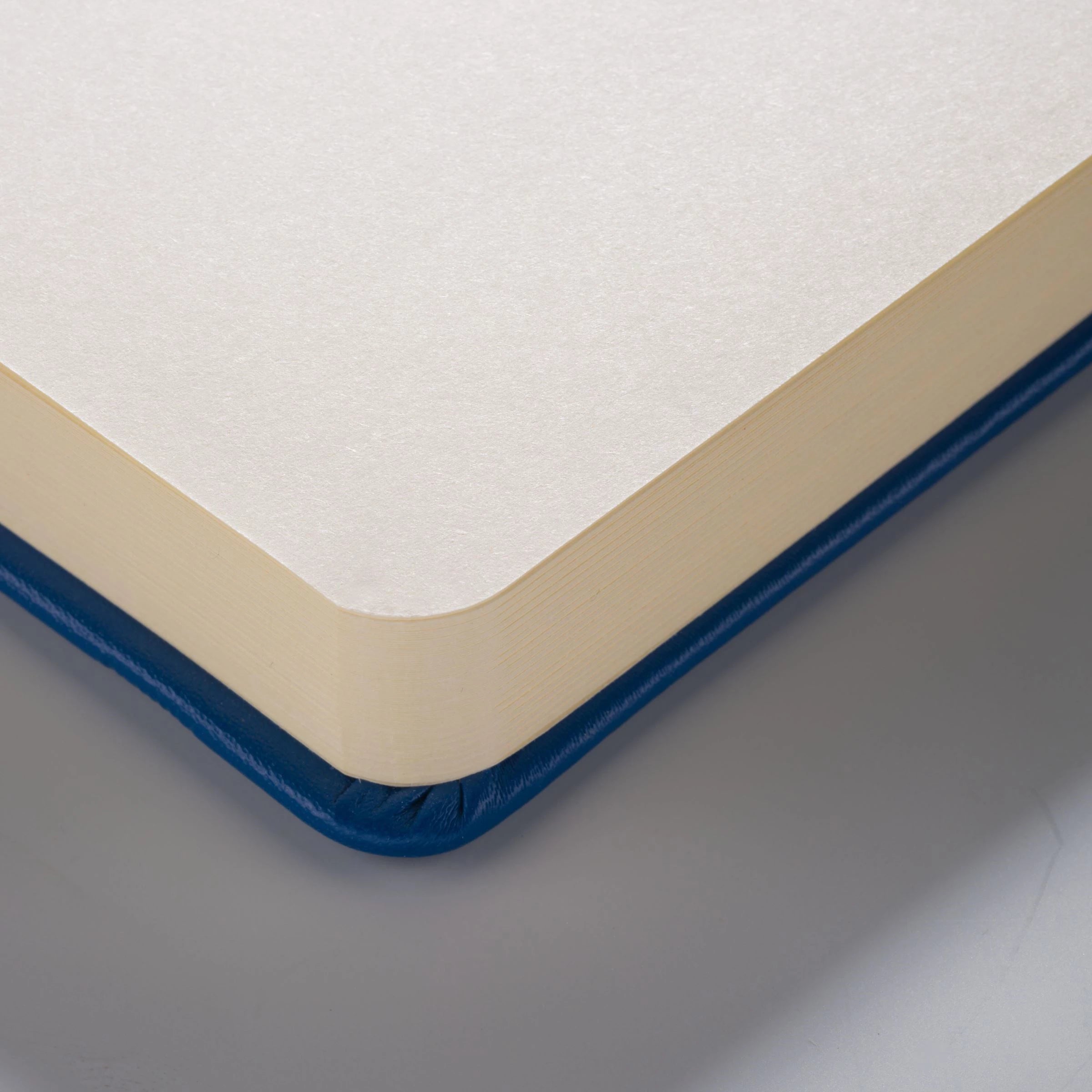 Sketchbook Talens Art Creation Navy Blue - 12x12 cm - din categoria , recomandat pentru desen si activitati creative, produs original disponibil din stoc