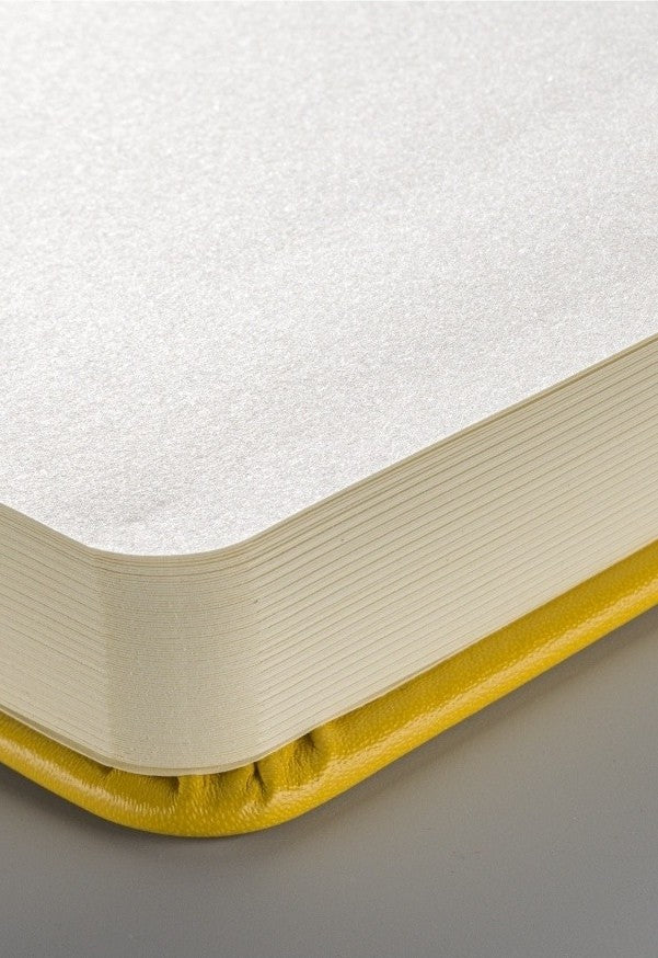 Sketchbook Talens Art Creation Yellow - 12x12 cm - din categoria , recomandat pentru desen si activitati creative, alegere inspirata pentru papetarie moderna