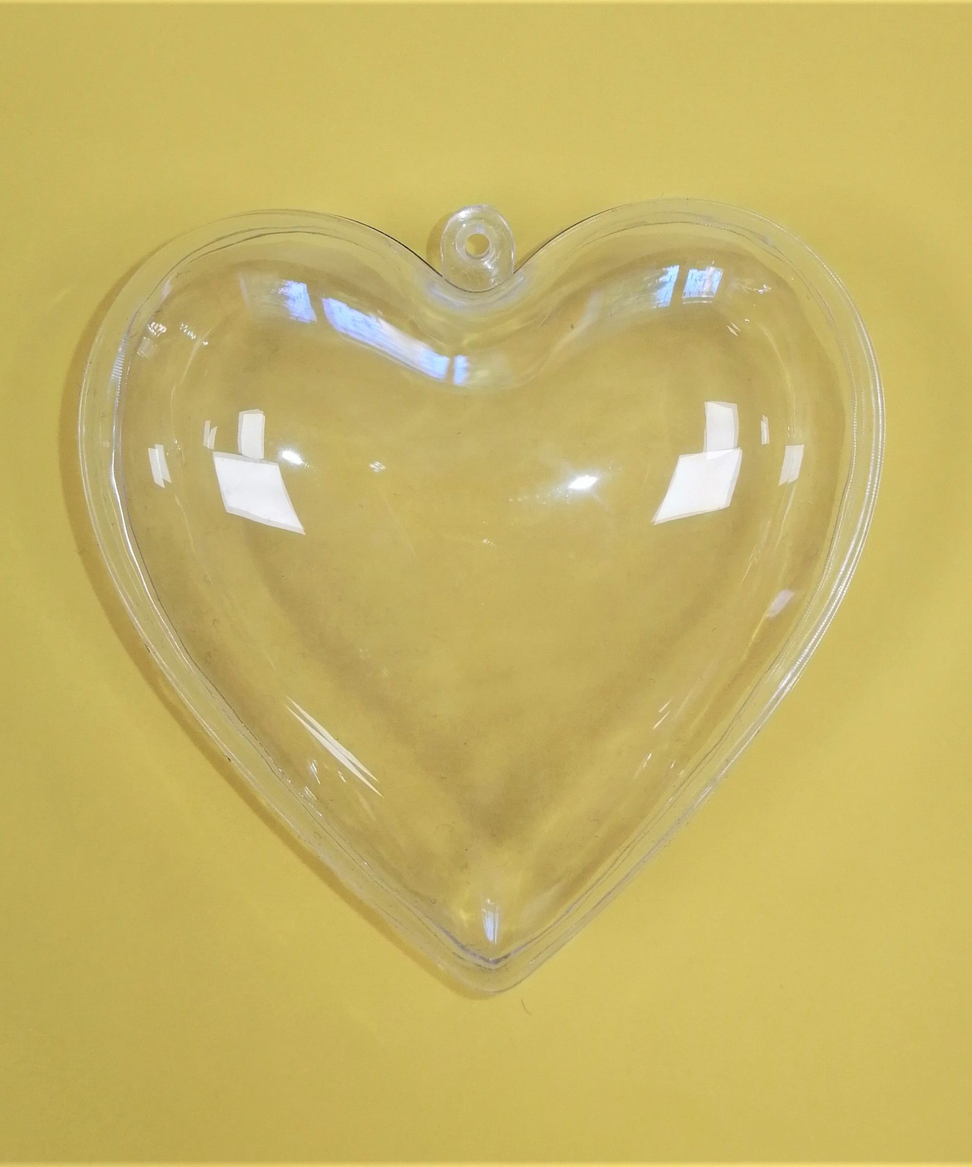 Inima din platic transparent