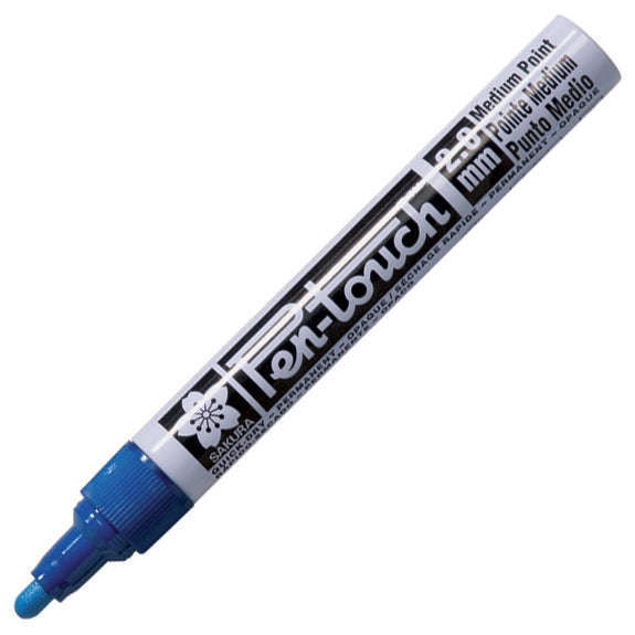 Marker Sakura Pen-Touch cu cerneală opacă pe bază de alcool, non-toxică, oferind o acoperire excelentă pe suprafețe întunecate și porțelan.