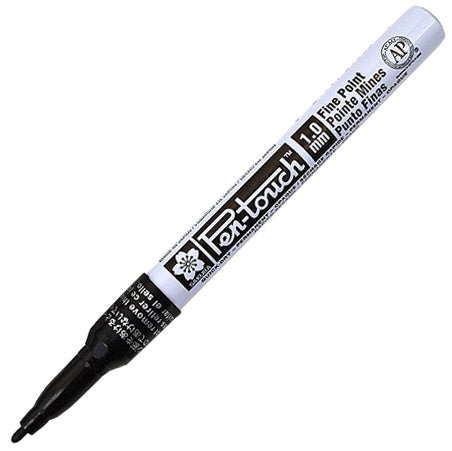 Marker opac Sakura Pen-Touch, ideal pentru crearea de semne, etichete artistice și inscripții permanente pe cutii, borcane sau instrumente.