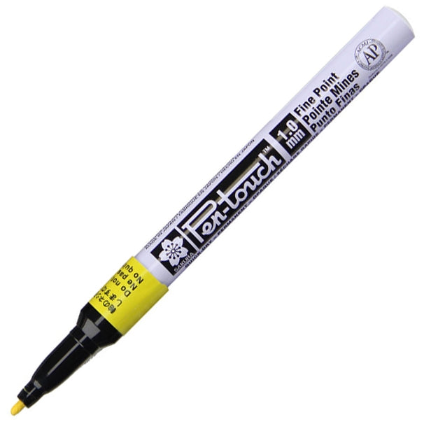 Marker Sakura Pen-Touch, ideal pentru decorarea sticlei și porțelanului, cu vopsea ce se poate fixa prin coacere (rezistent la cuptor) pentru un finisaj permanent.