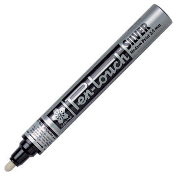 Marker Sakura Pen-Touch permanent, ideal pentru proiecte DIY, decorarea pietrelor, a obiectelor din lemn și realizarea de inscripții pe diverse suprafețe non-poroase.