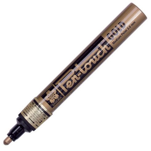 Markere Sakura Pen-Touch în culori metalice (auriu, argintiu, cupru), cu cerneală pigmentată de arhivă, oferind un finisaj lucios, profesional.