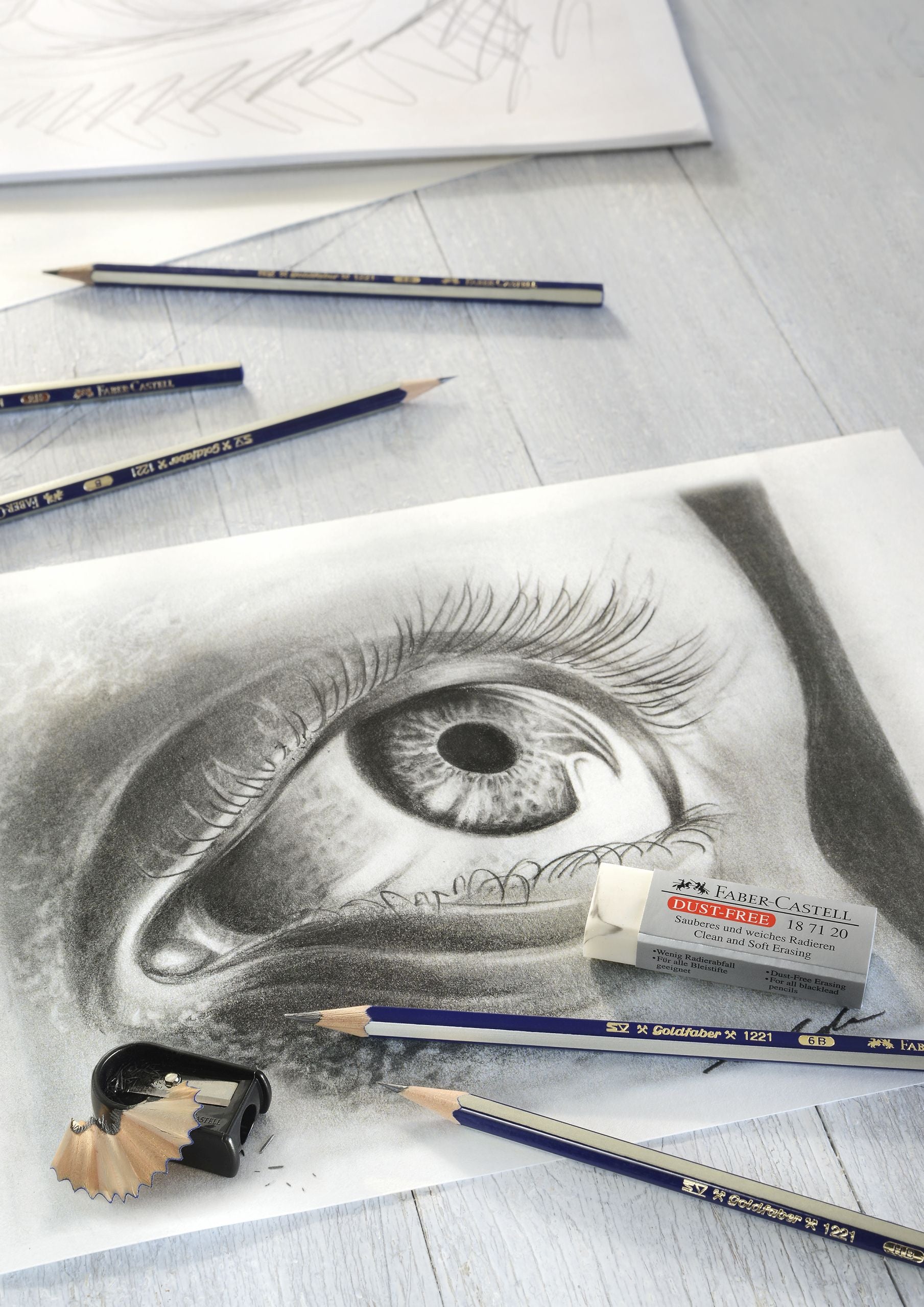 Set 6 creioane grafit sketching Goldfaber + radiera + ascutitoare Faber-Castell