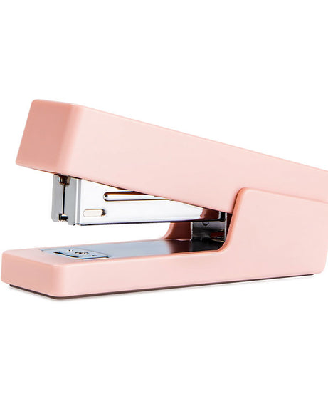 Capsator Deli No. 246 roz, capsator metalic rezistent pentru 20 coli, cu design modern și elegant, ideal pentru birou, școală sau uz zilnic. Capsator roz Deli compact și ușor de folosit, perfect pentru organizarea documentelor.