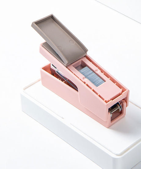 Capsator Deli No. 246 roz, capsator metalic cu design modern și compact, potrivit pentru birou, școală sau acasă. Capsator Deli roz pentru 20 coli, rezistent și eficient, ideal pentru organizarea documentelor.