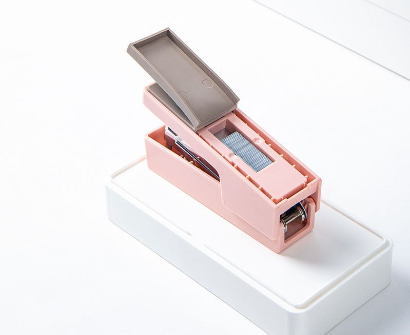 Capsator Deli No. 246 roz, capsator metalic cu design modern și compact, potrivit pentru birou, școală sau acasă. Capsator Deli roz pentru 20 coli, rezistent și eficient, ideal pentru organizarea documentelor.