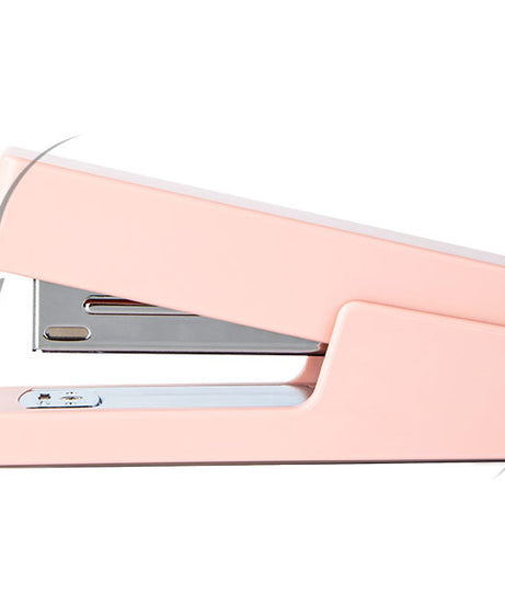 Capsator Deli No. 246 roz, capsator metalic elegant și rezistent, ideal pentru birou, școală sau acasă. Capsator roz Deli pentru 20 coli, design modern, ușor de utilizat, perfect pentru organizarea documentelor.