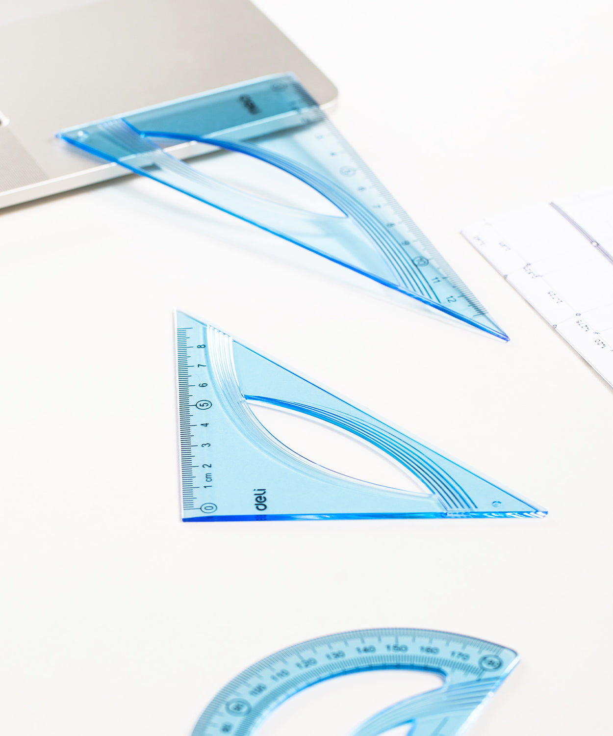 Echer 45 grade Deli 12 cm, echer albastru transparent din plastic durabil, ideal pentru elevi, studenți și birou, folosit la desen tehnic și măsurători precise.