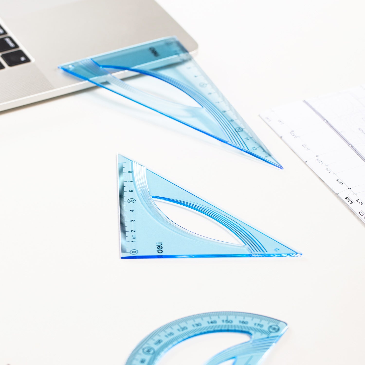 Echer 45 grade Deli 12 cm, echer albastru transparent din plastic durabil, ideal pentru elevi, studenți și birou, folosit la desen tehnic și măsurători precise.