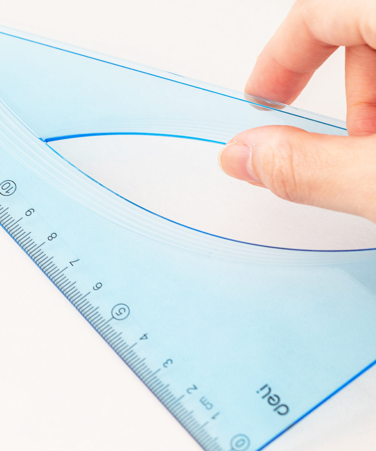 Echer 45 grade albastru transparent Deli 12 cm, echer din plastic rezistent și precis, ideal pentru școală, birou, desen tehnic și măsurători exacte. Echer Deli din plastic durabil, perfect pentru elevi și studenți care au nevoie de un instrument de măsură de încredere.