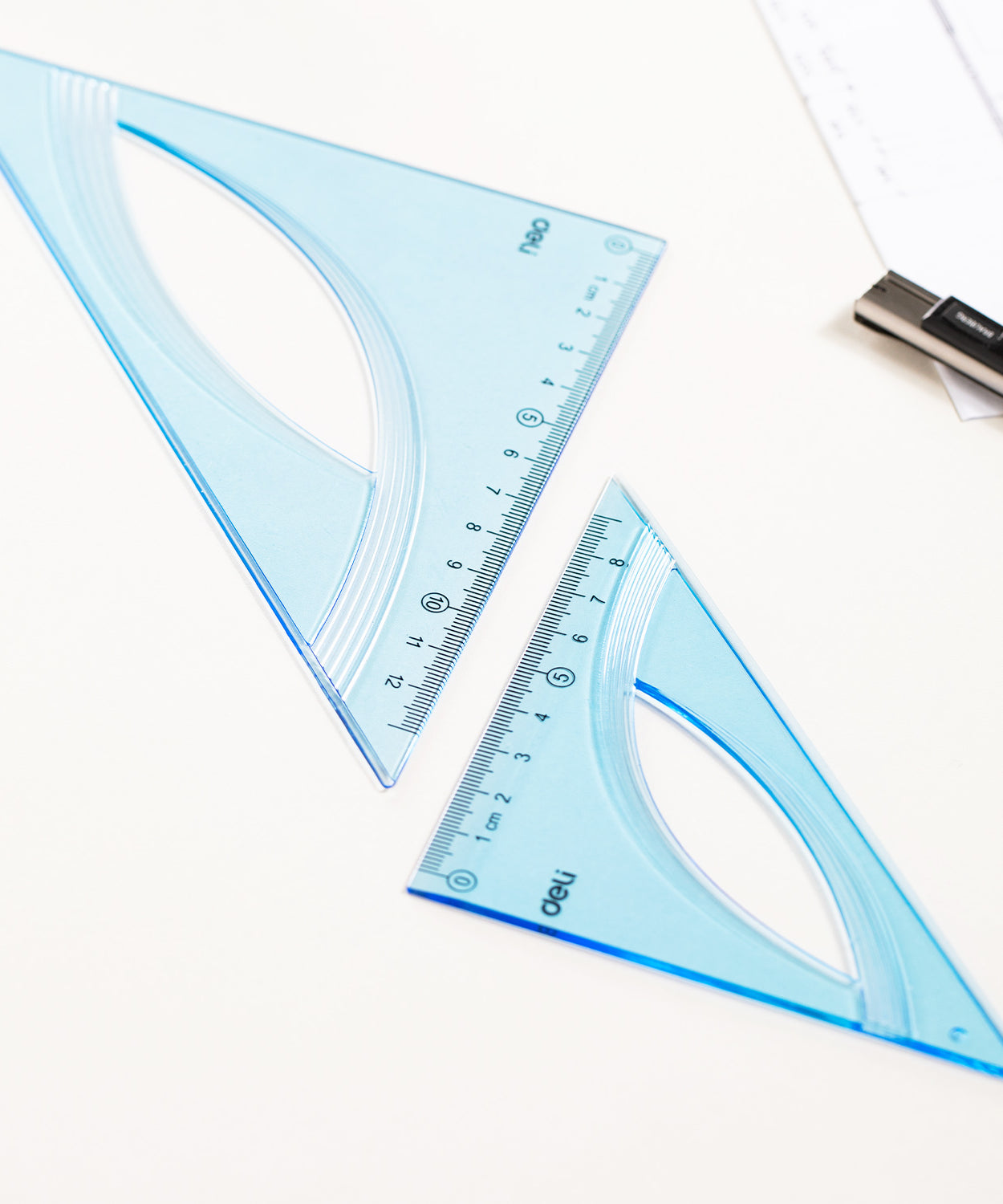 Echer 45 grade Deli 12 cm, echer albastru transparent din plastic rezistent, ideal pentru școală, birou sau desen tehnic, instrument de măsură precis, durabil și ușor de folosit.