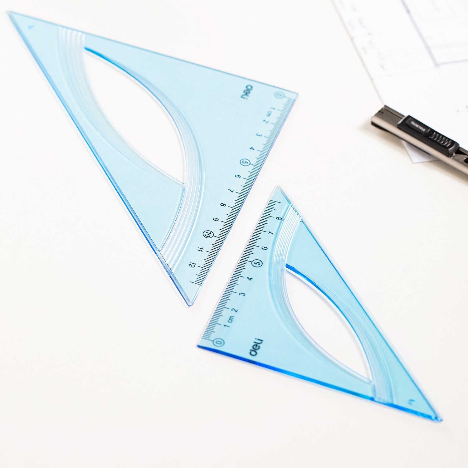 Echer 45 grade Deli 12 cm, echer albastru transparent din plastic rezistent, ideal pentru școală, birou sau desen tehnic, instrument de măsură precis, durabil și ușor de folosit.