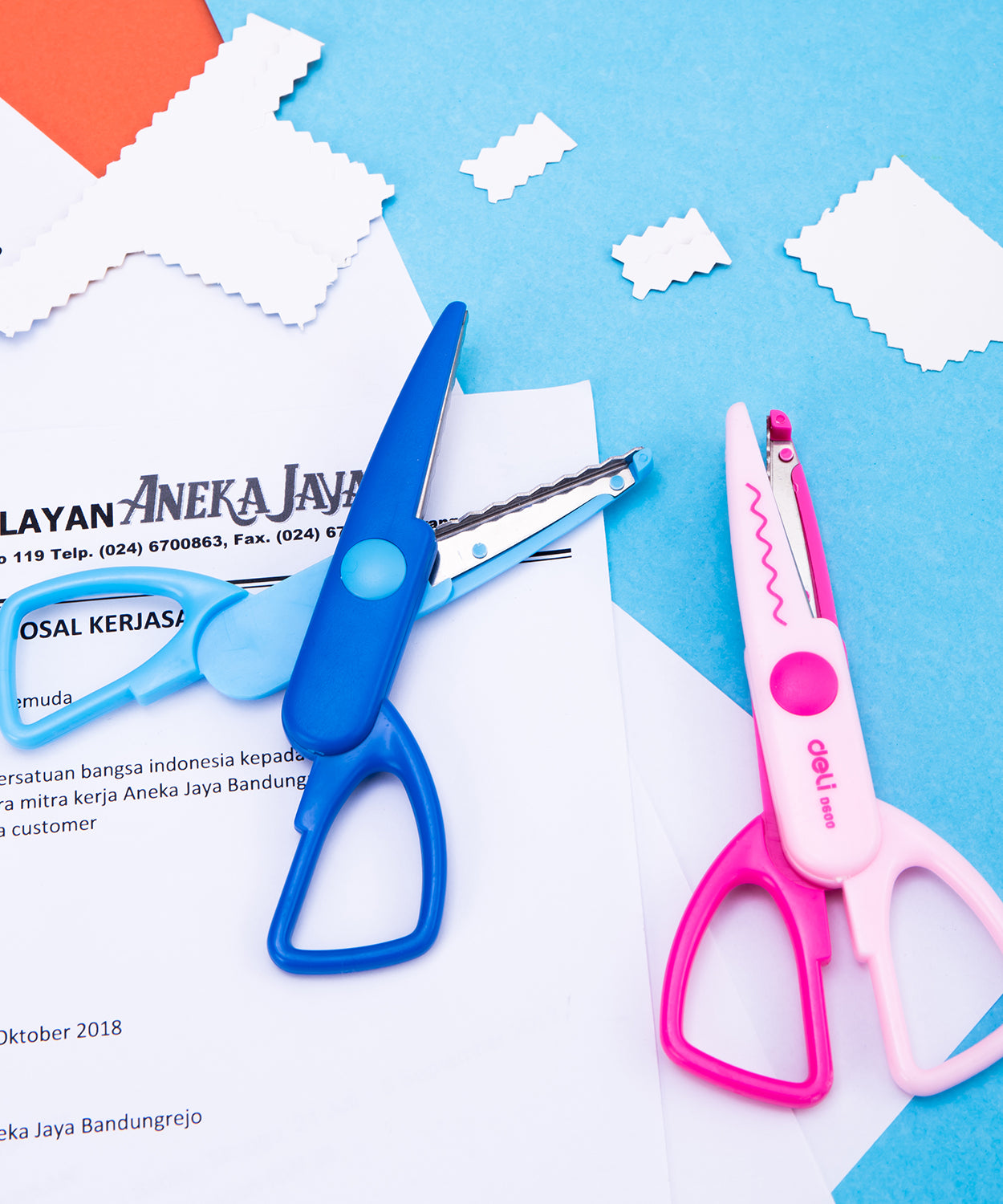 Foarfeca scolara Deli 13.5cm, ideala pentru proiecte scolare, crafting si activitati creative, maner ergonomic si sigur pentru copii, taiere precisa a hartiei, cartonului sau materialelor usoare, instrument util pentru scoala, birou sau hobby.