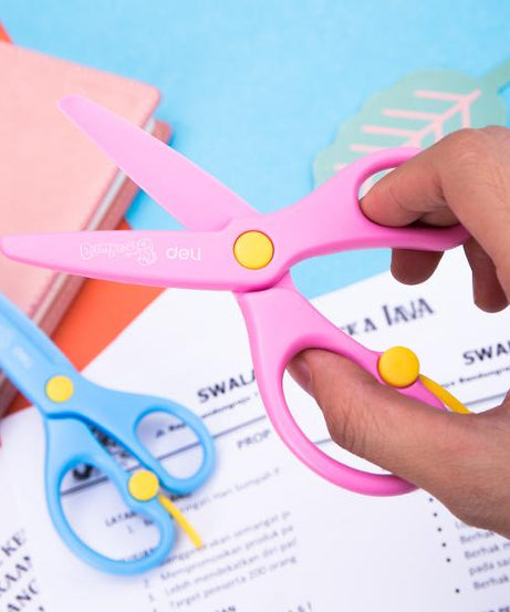 Set de doua foarfece scolare Deli, 13.5cm, culori roz si albastra, ideale pentru proiecte scolare, activitati creative si hobby, maner ergonomic si sigur pentru copii, taiere precisa pe hartie, carton sau materiale usoare, instrument practic pentru scoala, birou sau acasa.