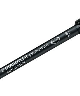 Marker permanent Staedtler Lumocolor 313, cu vârf fin și cerneală rezistentă la apă, lumină și ștergere. Ideal pentru scris precis, desen tehnic, etichetare și uz profesional.