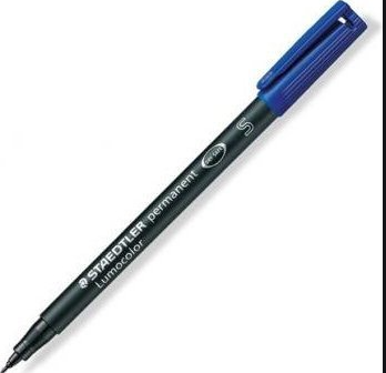 Marker permanent Staedtler Lumocolor 313, liner cu vârf fin și cerneală rezistentă la apă, lumină și ștergere. Ideal pentru scris, desen tehnic și etichetare durabilă.