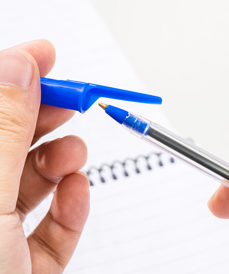 Pix de unică folosință Deli Q3 Think albastru 1 mm, pix clasic cu cerneală albastră pentru scriere lină, clară și uniformă. Pix Deli albastru 1 mm, ideal pentru școală, birou sau uz zilnic, oferă confort și precizie la scriere.