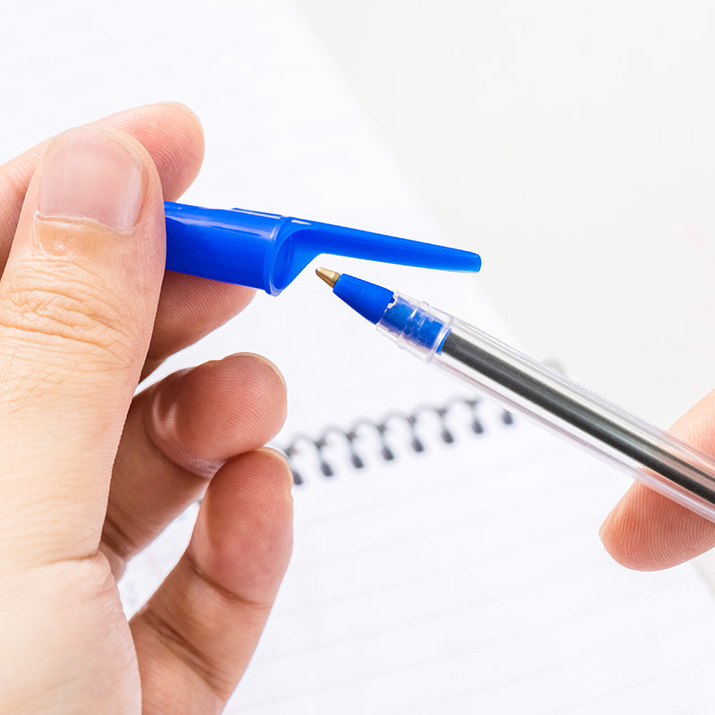 Pix de unică folosință Deli Q3 Think albastru 1 mm, pix clasic cu cerneală albastră pentru scriere lină, clară și uniformă. Pix Deli albastru 1 mm, ideal pentru școală, birou sau uz zilnic, oferă confort și precizie la scriere.