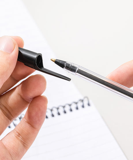 Pix de unică folosință Deli Q3 Think negru 1 mm, pix clasic cu cerneală neagră pentru scriere lină și clară. Pix Deli 1 mm, confortabil și ușor, ideal pentru birou, școală sau uz zilnic, oferind o experiență de scriere precisă și uniformă.