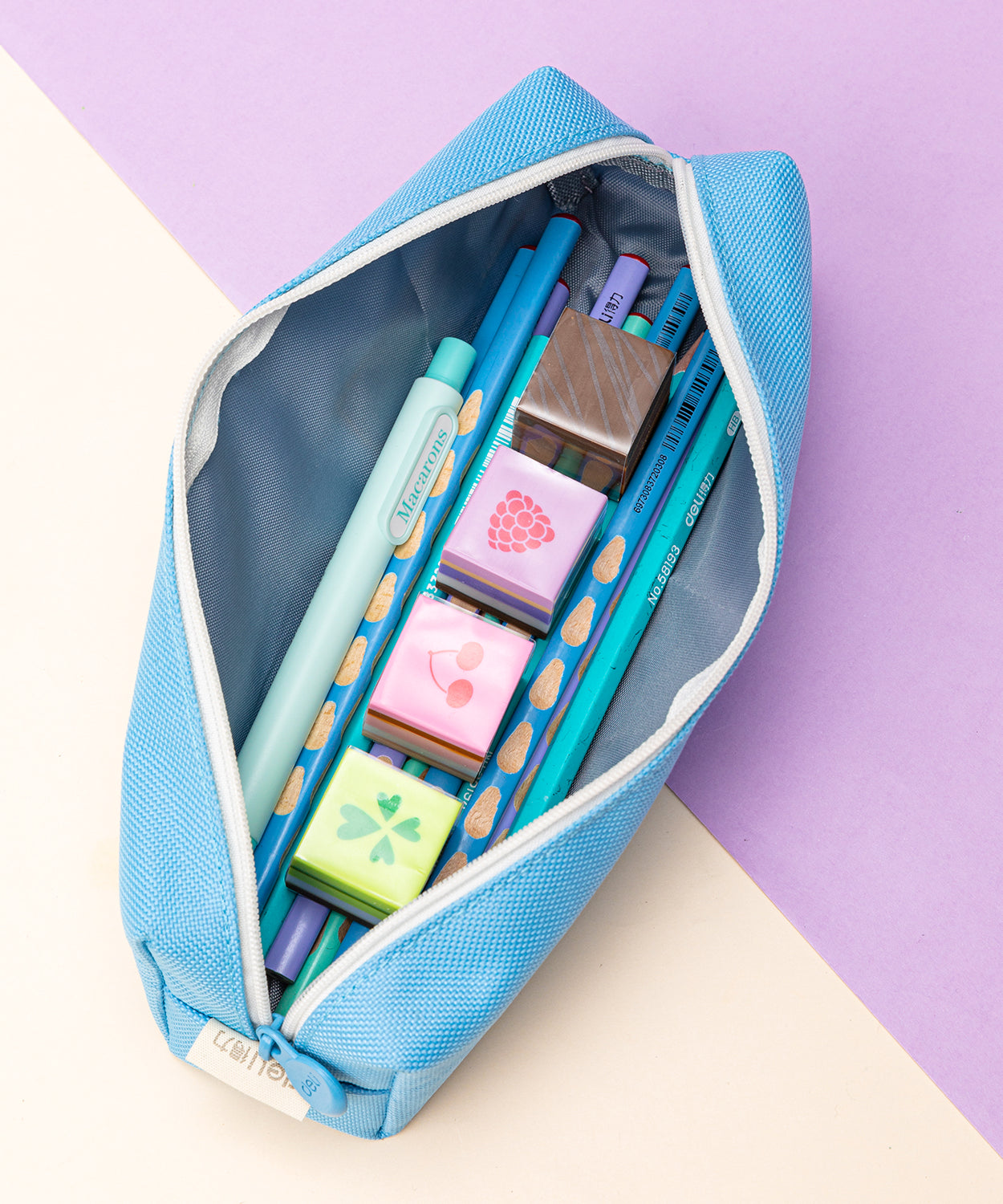 Radieră creion Deli cu motive prăjituri, radieră colorată și parfumată, perfectă pentru școală, birou sau acasă. Radieră pentru copii, moale și eficientă, ideală pentru ștergerea creionului cu precizie și distracție.