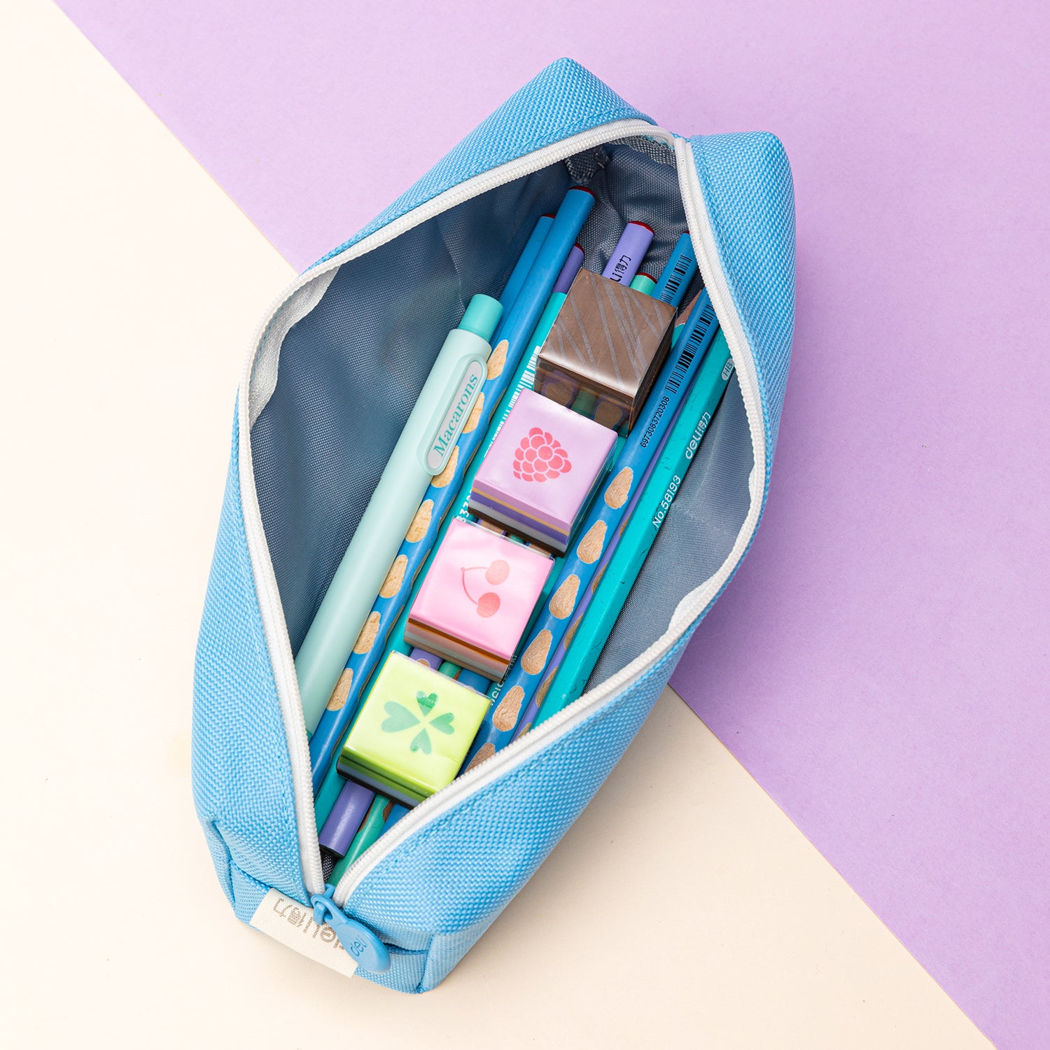 Radieră creion Deli cu motive prăjituri, radieră colorată și parfumată, perfectă pentru școală, birou sau acasă. Radieră pentru copii, moale și eficientă, ideală pentru ștergerea creionului cu precizie și distracție.