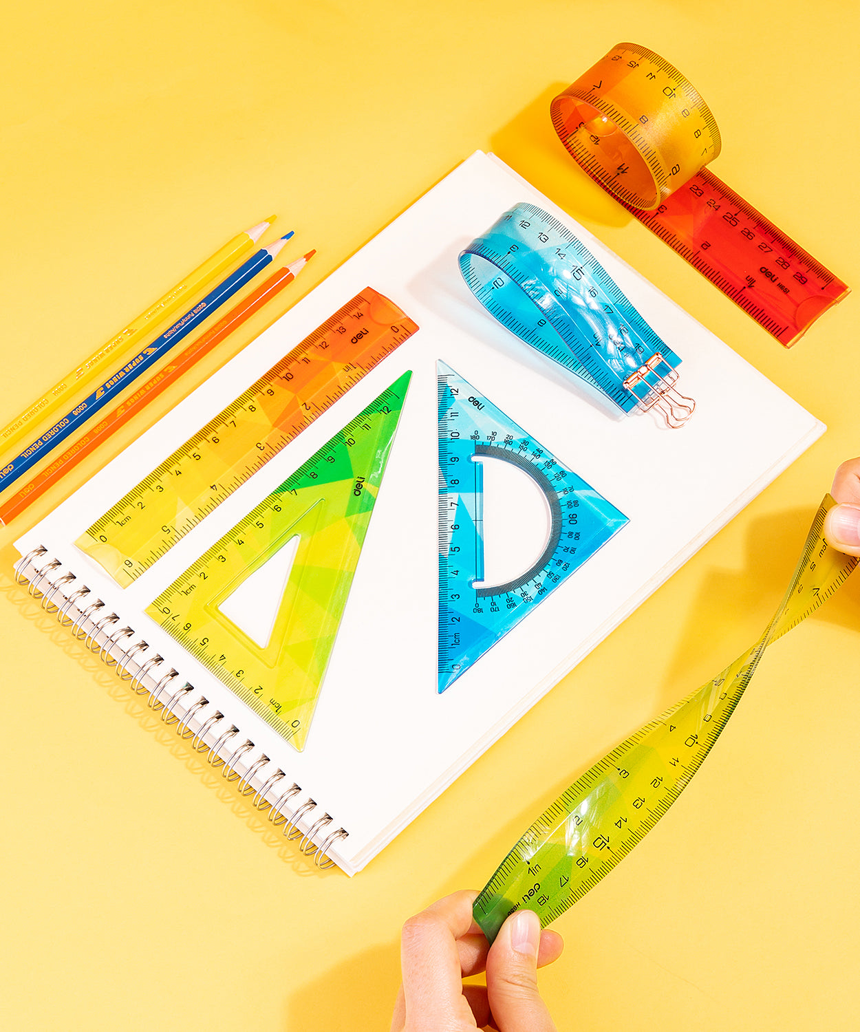 Riglă 20 cm multicoloră flexibilă Deli, riglă din plastic moale și rezistentă, colorată și ușor de folosit, ideală pentru școală, birou sau acasă. Riglă flexibilă Deli de 20 cm, instrument de măsură precis și durabil, potrivită pentru copii și elevi.