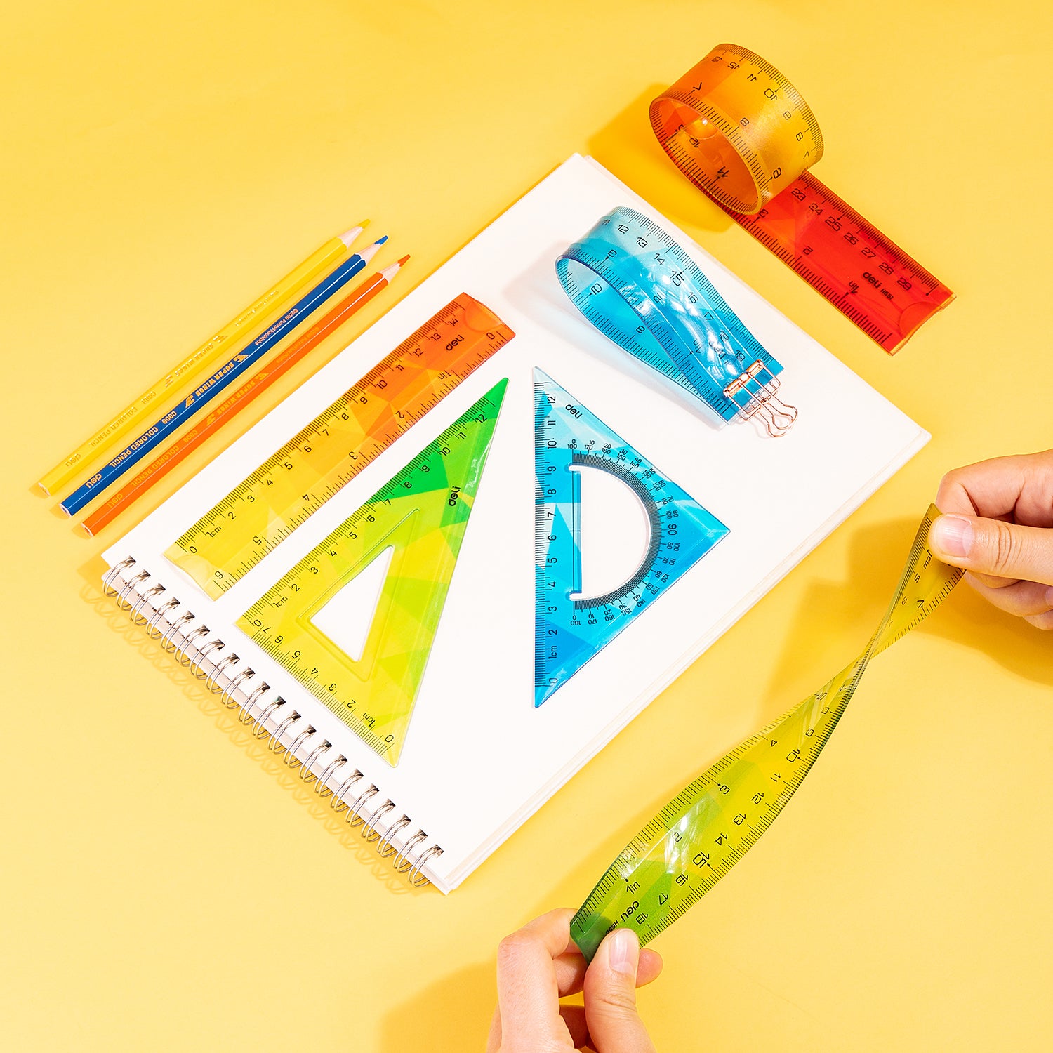 Riglă 20 cm multicoloră flexibilă Deli, riglă din plastic moale și rezistentă, colorată și ușor de folosit, ideală pentru școală, birou sau acasă. Riglă flexibilă Deli de 20 cm, instrument de măsură precis și durabil, potrivită pentru copii și elevi.
