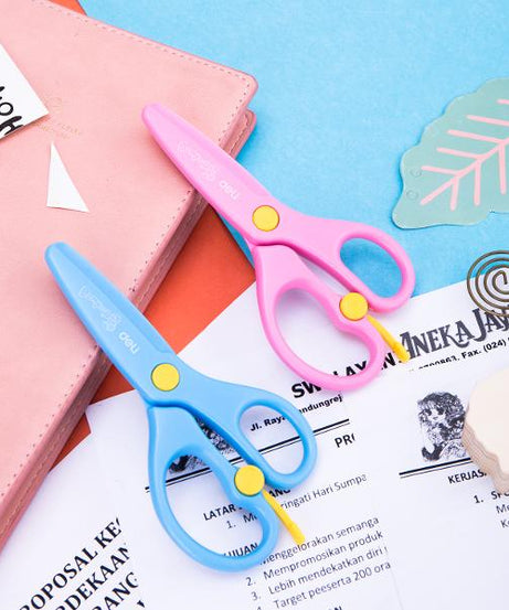 Set de 2 foarfece scolare Deli, 13.5cm, una roz si una albastra, ideale pentru proiecte scolare, hobby si crafting, maner ergonomic si sigur pentru copii, taiere precisa pe hartie, carton sau materiale usoare, instrument practic pentru activitati creative acasa sau la scoala.