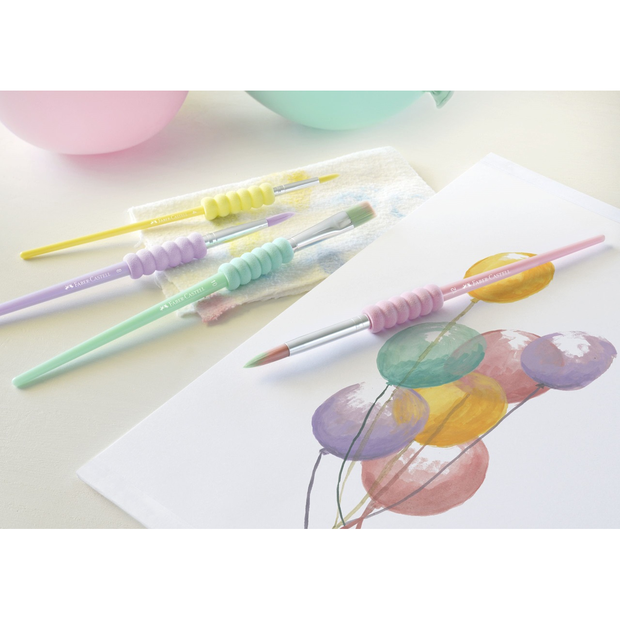 Set 4 pensule Soft Touch Pastel Faber-Castell, ideale pentru pictură, artă handmade, școală și proiecte creative. Pensulele au mâner ergonomic Soft Touch și peri de calitate, perfecte pentru acuarelă, acrilic, guașă și hobby artistic. Accesorii esențiale pentru artiști și pasionați de desen.