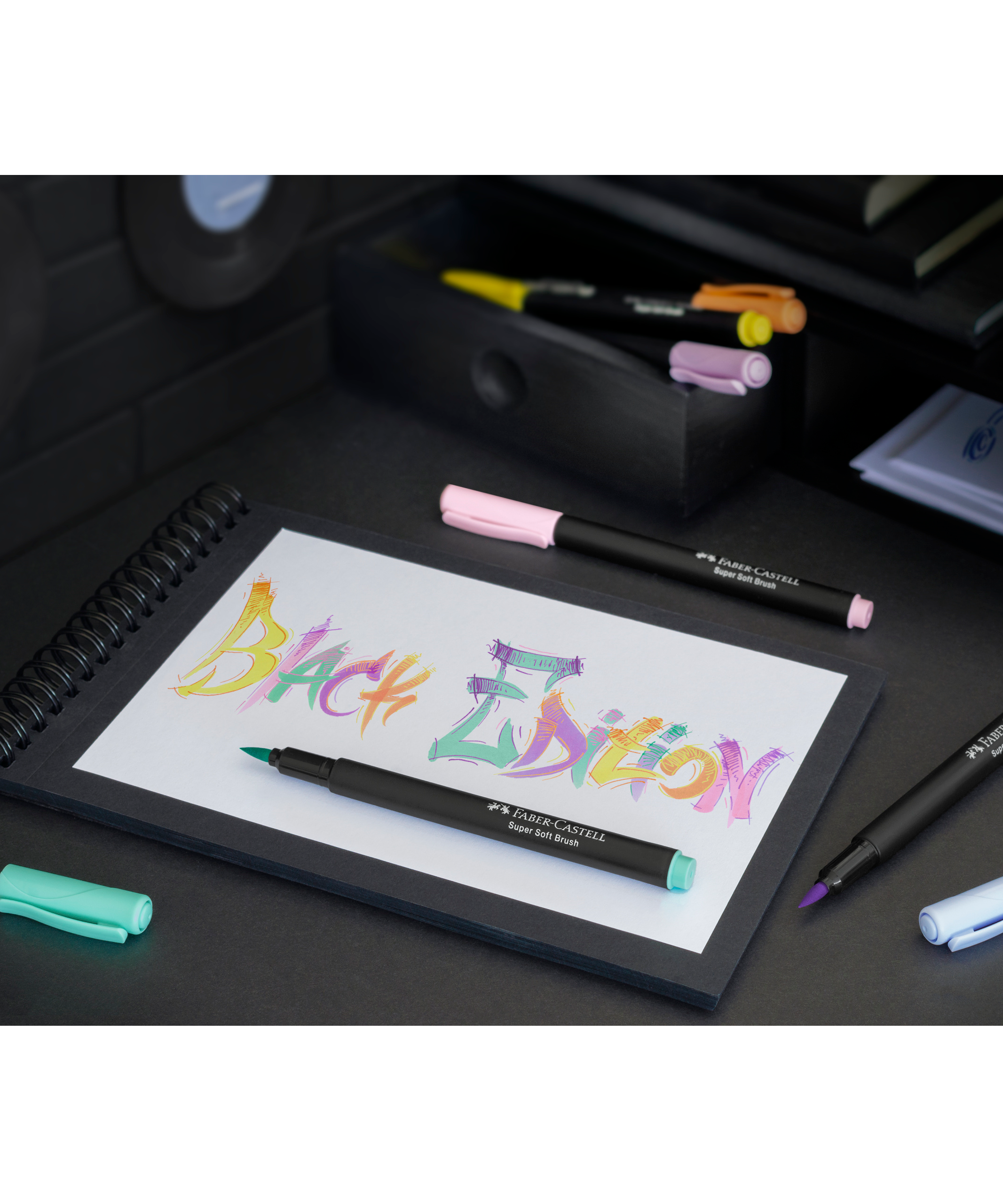 Set 6 brush pens Faber-Castell Black Edition în culori pastel, markere artistice cu vârf pensulă pentru desen, ilustrație, caligrafie și lettering. Brush pens Faber-Castell pastel oferă culori delicate, aplicare fină și control excelent, perfecte pentru artiști, elevi și pasionați de artă creativă.