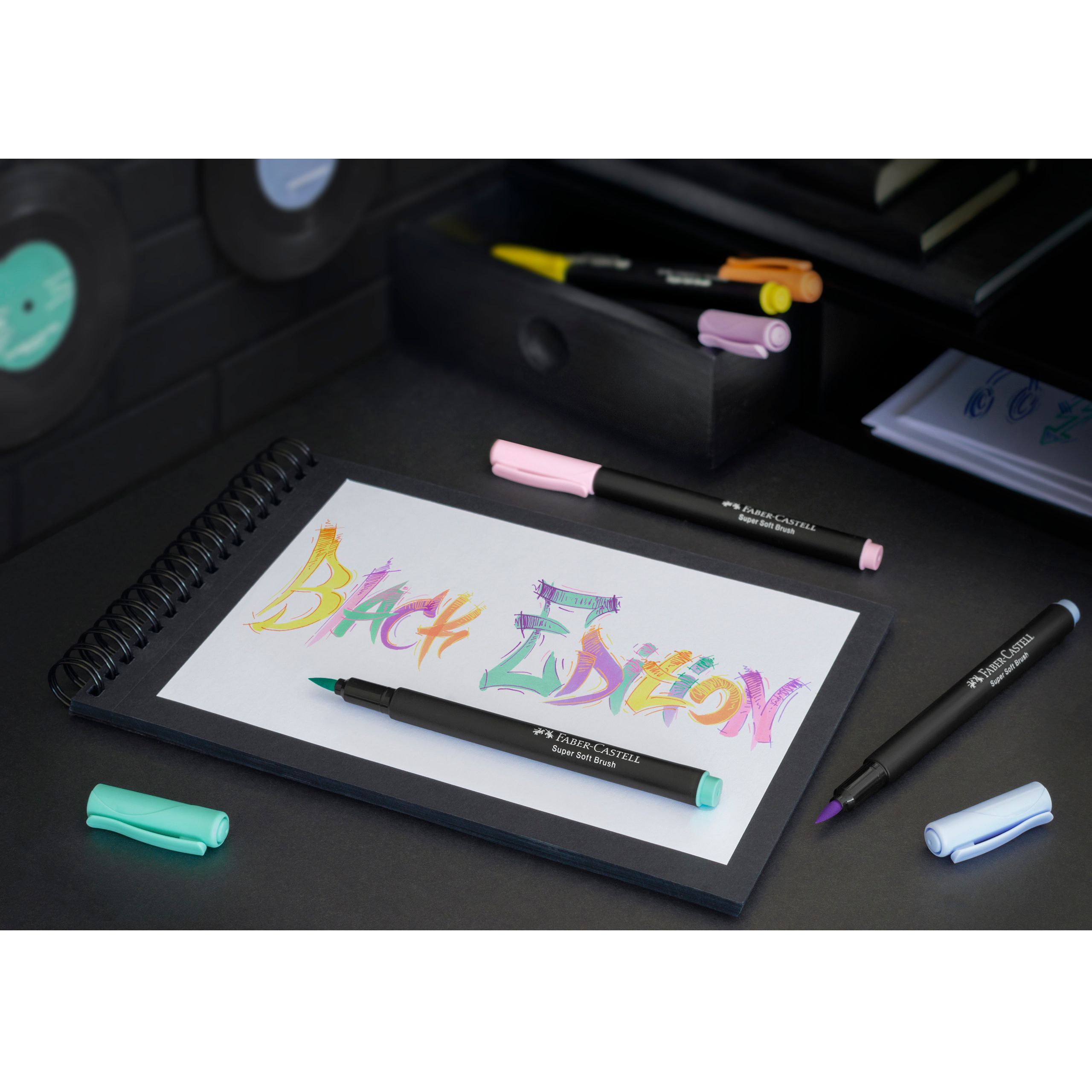 Set 6 brush pens Faber-Castell Black Edition în culori pastel, markere artistice cu vârf pensulă pentru desen, ilustrație, caligrafie și lettering. Brush pens Faber-Castell pastel oferă culori delicate, aplicare fină și control excelent, perfecte pentru artiști, elevi și pasionați de artă creativă.