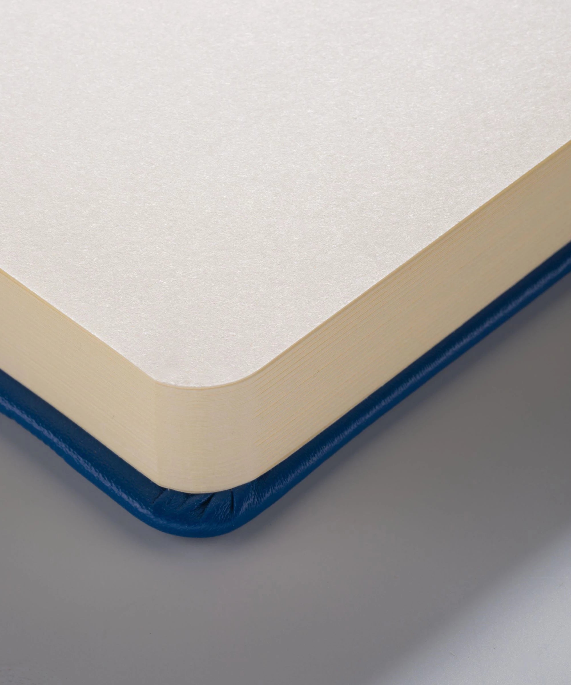 Sketchbook Talens Art Creation Navy Blue - 12x12 cm -  din categoria , recomandat pentru desen si activitati creative, produs original disponibil din stoc