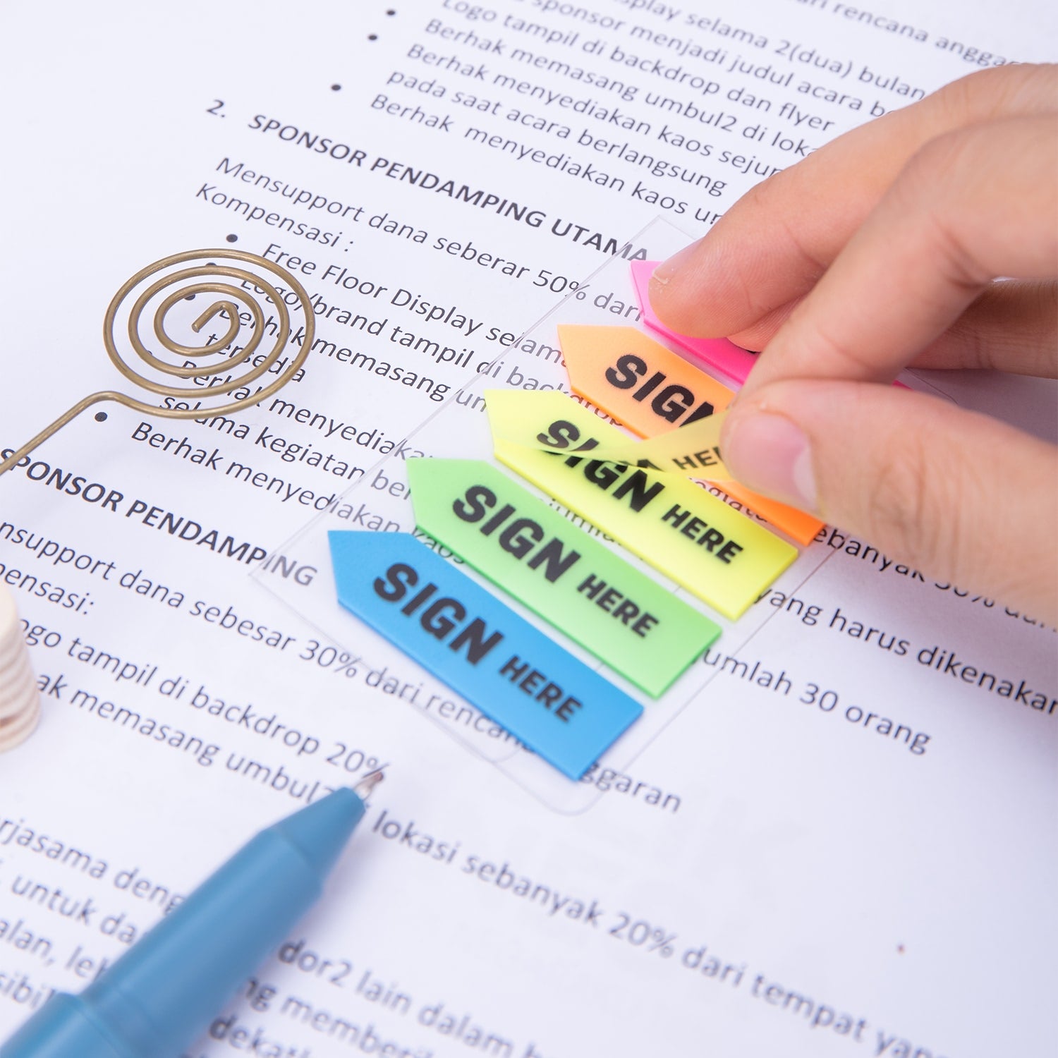 Stickere mici tip "Sign Here", autocolante practice pentru birou, documente, foi și organizare, ideale pentru semnalarea secțiunilor de verificat sau completat, design clar și rezistent, ușor de aplicat și îndepărtat, stickere utile pentru birou, școală și proiecte de organizare.