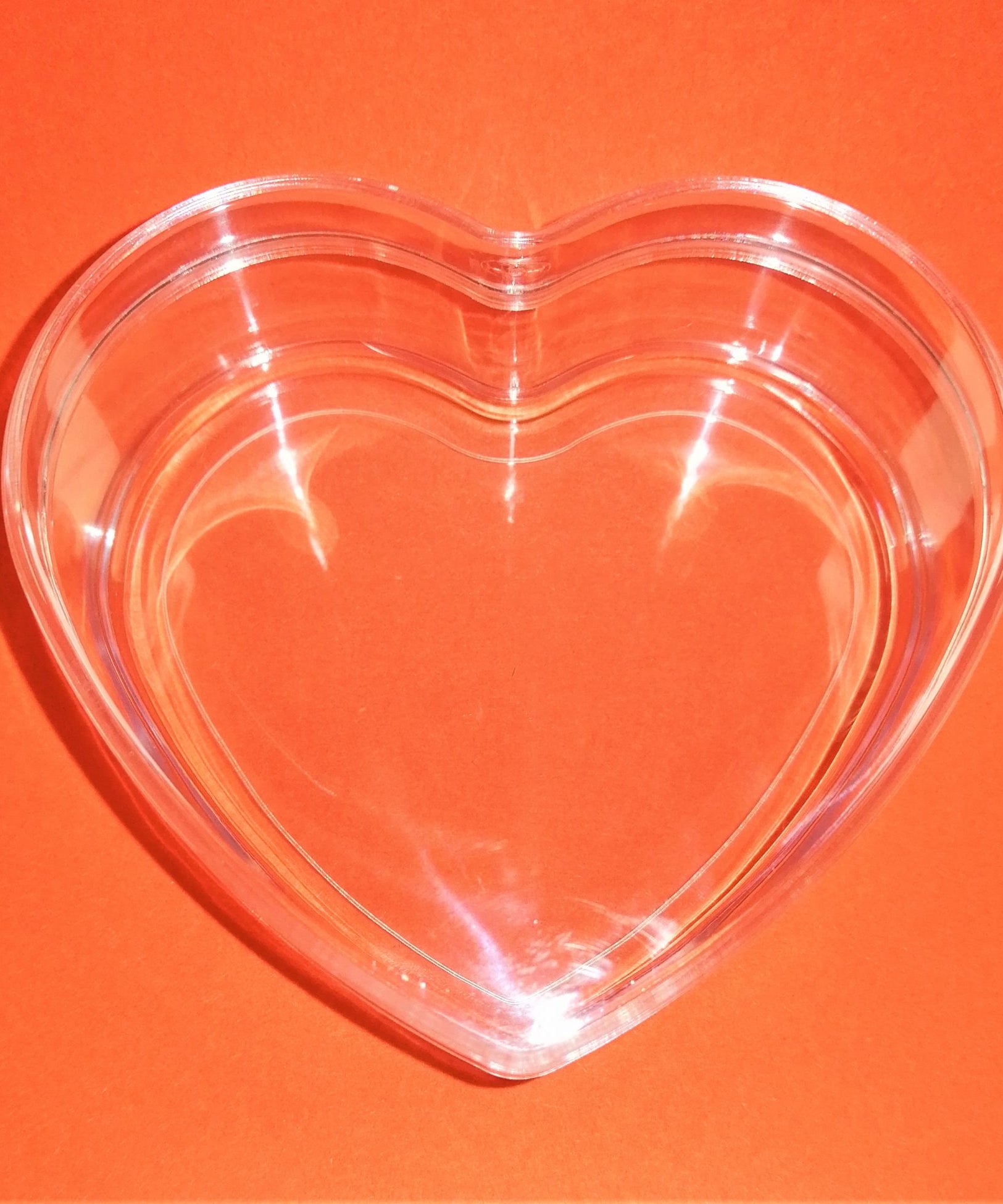 Cutie sub forma de inima din plastic transparent