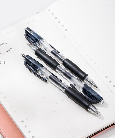 Pix cu gel Deli ARrix 0.5 mm negru, cu mecanism retractabil – instrument de scris fin, ideal pentru birou, școală și uz zilnic. Asigură o scriere cursivă, precisă și fără pete. Pix gel negru profesional Deli, confortabil și elegant.